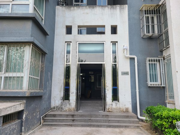 高忆管理 露天门头常年漏雨又灌风，加装避风阁解了居民心病