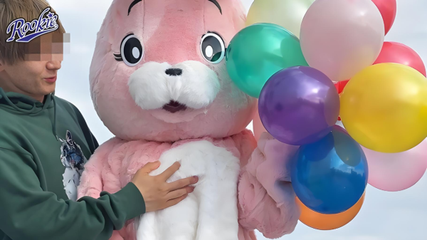 米牛配资 女优佐山由依发片量惊人！兔子玩偶下隐藏火辣身材